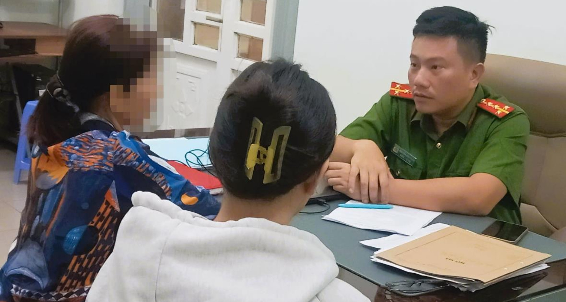 Đòi cô gái chuyển cả tỷ đồng rồi bắt người mẹ nộp tiền 'chuộc con'