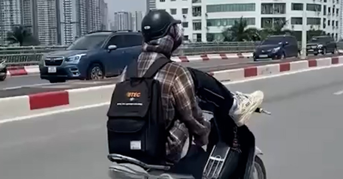 Clip nam thanh niên dùng chân lái xe máy, phóng vun vút trên đường Hà Nội