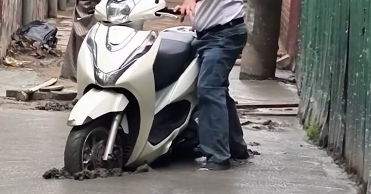 Xôn xao clip người đàn ông đi xe máy 'cày' rãnh dài trên đường mới đổ bê tông ở Hà Nội