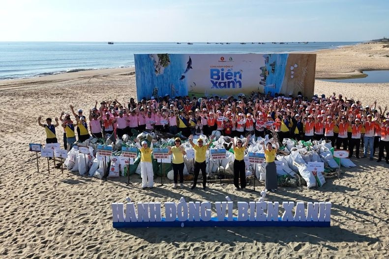 Gần 10.000 người Vingroup và tình nguyện viên ra quân làm sạch bờ biển