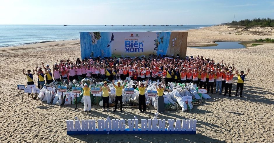 Gần 10.000 người Vingroup và tình nguyện viên ra quân làm sạch bờ biển