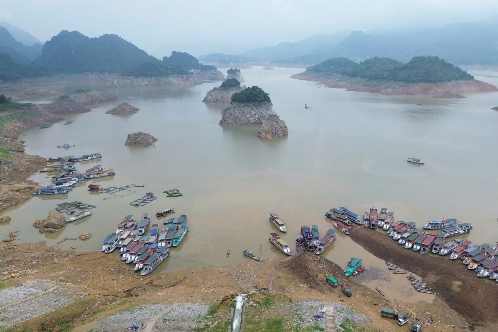 Giám đốc công ty thuỷ điện nêu lý do mực nước hồ Hoà Bình tụt 40m