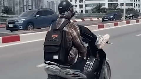 Clip nam thanh niên dùng chân lái xe, phóng vun vút trên đường Hà Nội