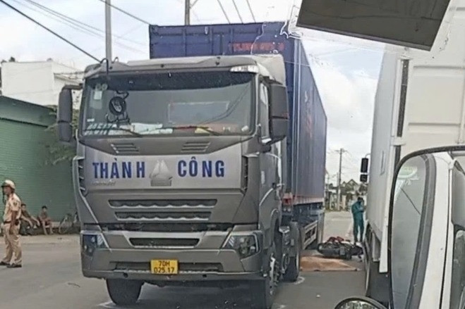 Mẹ và con trai 8 tuổi tử vong thương tâm dưới bánh xe container