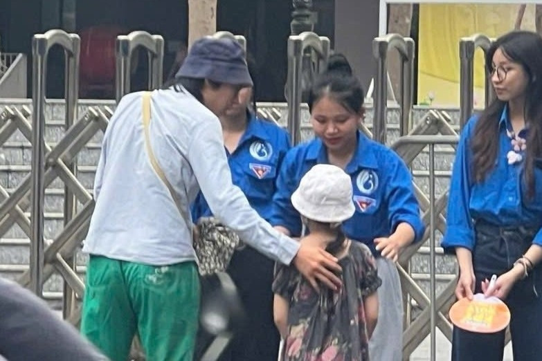 Nam sinh 'vất vả nhất kỳ thi lớp 10', đưa em gái đến điểm thi nhờ người trông hộ