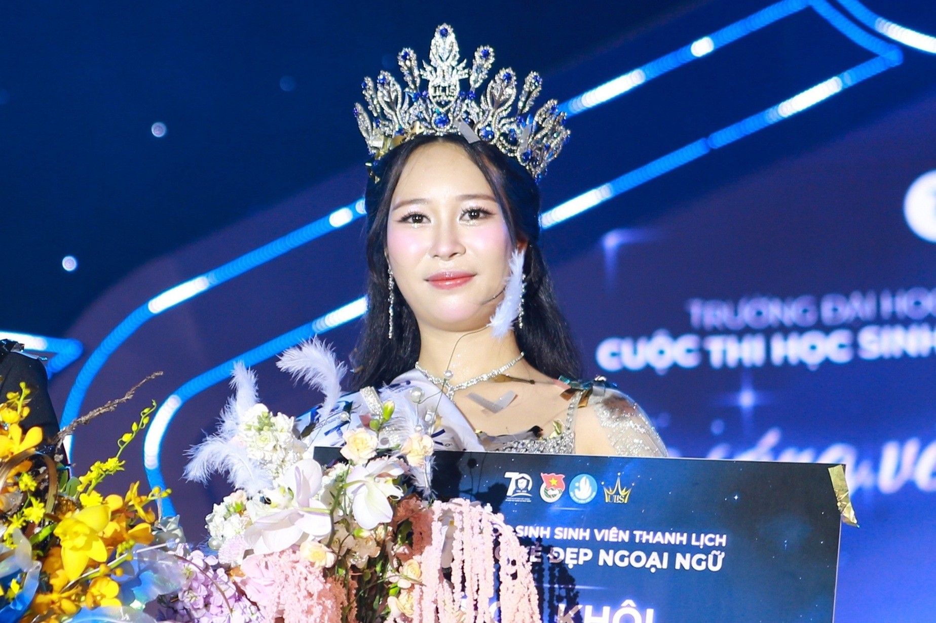 Ngắm nhan sắc xinh đẹp của Hoa khôi Trường Đại học Ngoại ngữ Hà Nội