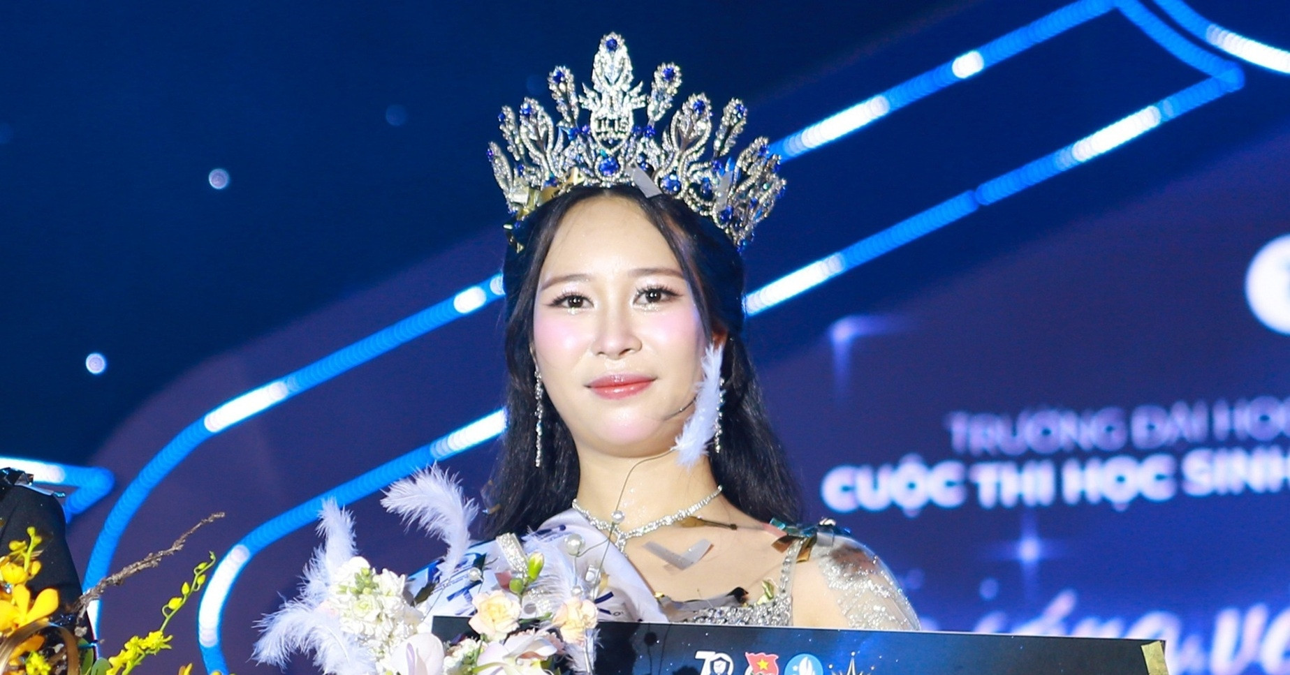 Ngắm nhan sắc xinh đẹp của Hoa khôi Trường Đại học Ngoại ngữ Hà Nội