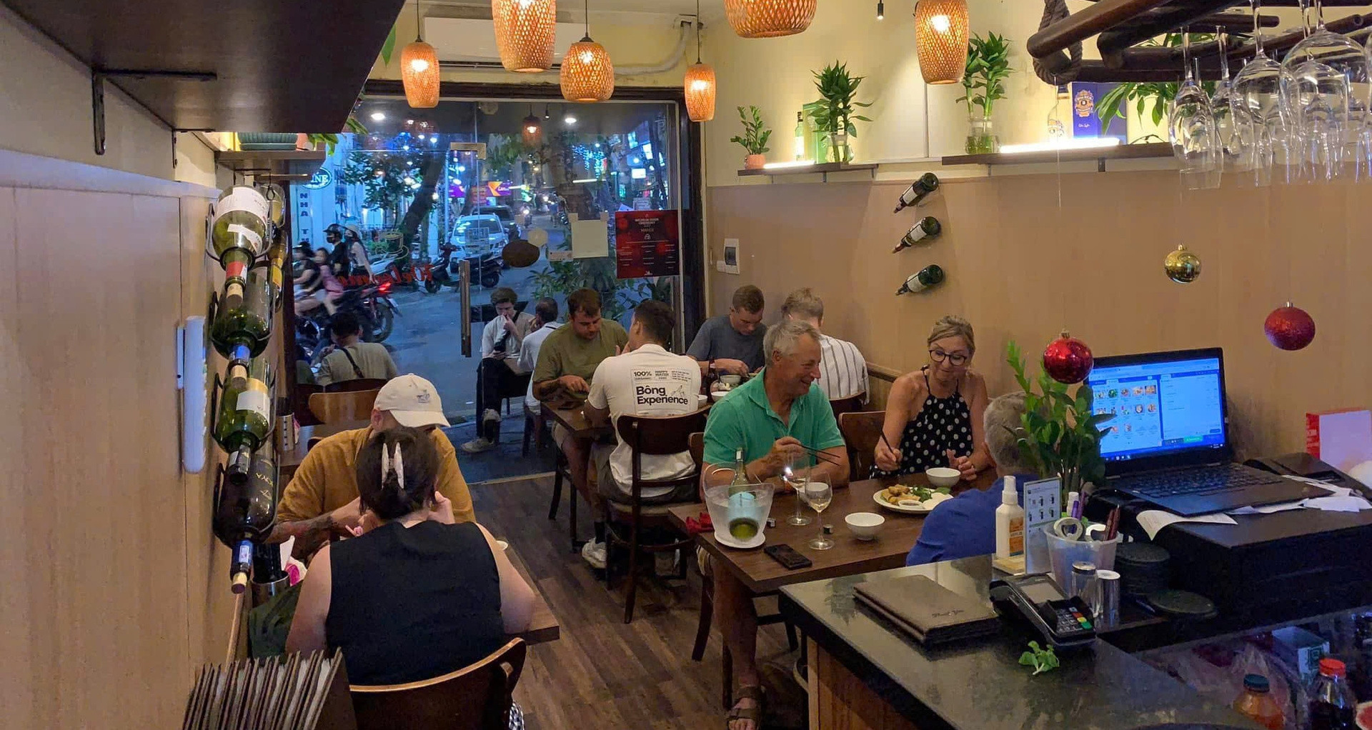 Quán vịt ở Hà Nội bất ngờ bị loại khỏi Michelin Guide dù khách xếp hàng đông kín