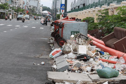 TPHCM: 500m vỉa hè đường Hoàng Hoa Thám thi công dang dở, nhếch nhác rác thải