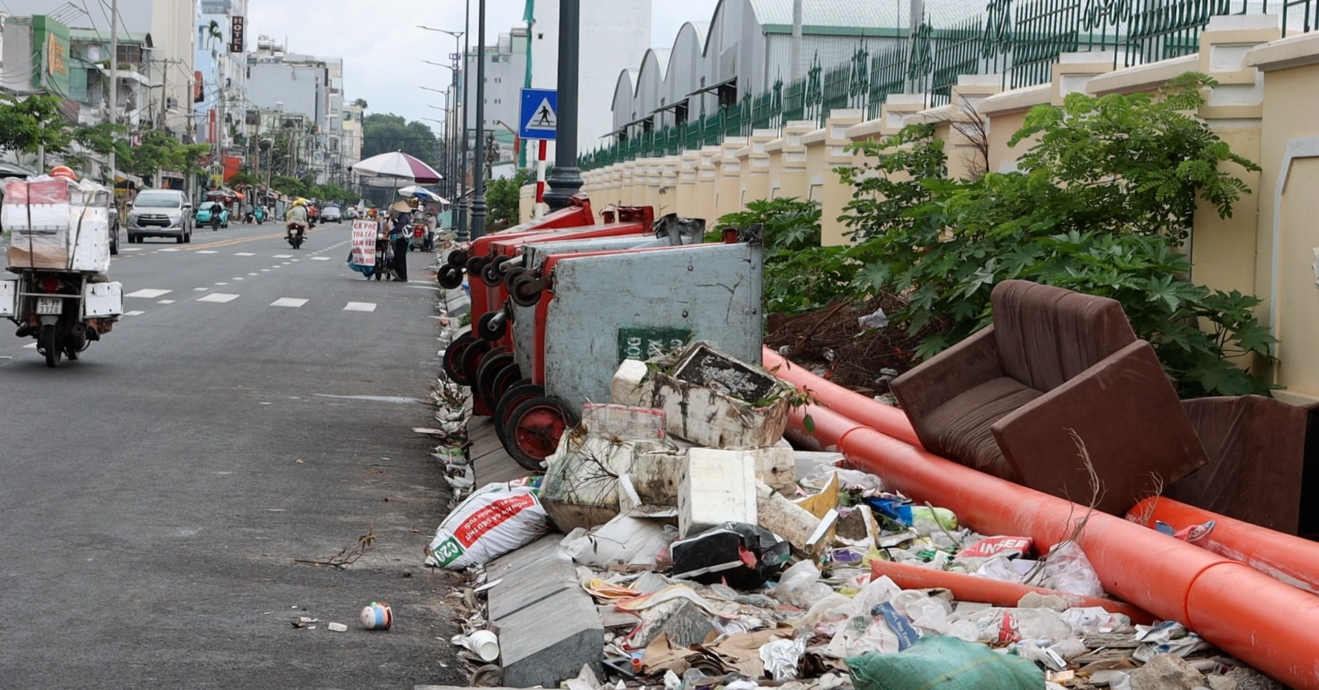 TPHCM: 500m vỉa hè đường Hoàng Hoa Thám thi công dang dở, nhếch nhác rác thải