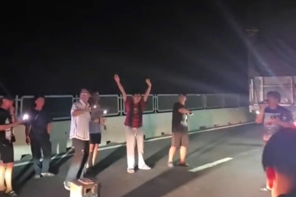Xe tải chắn ngang cao tốc gây ùn tắc kéo dài, tài xế mang loa ra hát karaoke