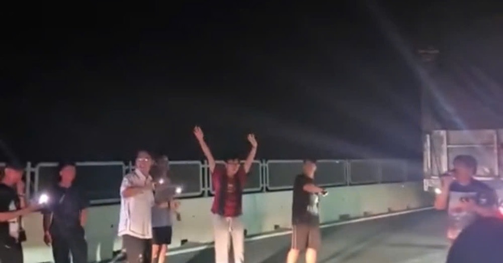 Xe tải chắn ngang cao tốc gây ùn tắc kéo dài, tài xế mang loa ra hát karaoke