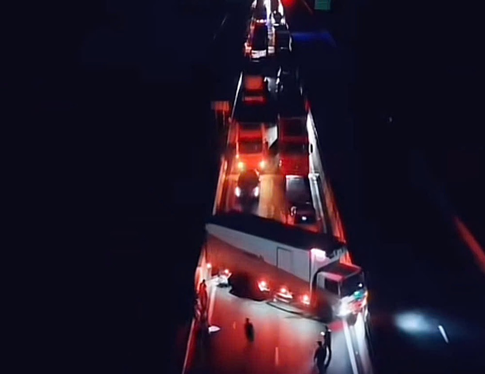 Xe tải chắn ngang trên cao tốc vĩnh hảo phan thiết khiến kẹt xe dài nhiều giờ.jpg