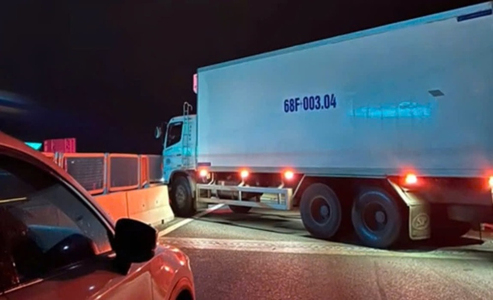 Xe tải chắn ngang trên cao tốc vĩnh hảo phan thiết khiến kẹt xe dài nhiều giờ...jpg