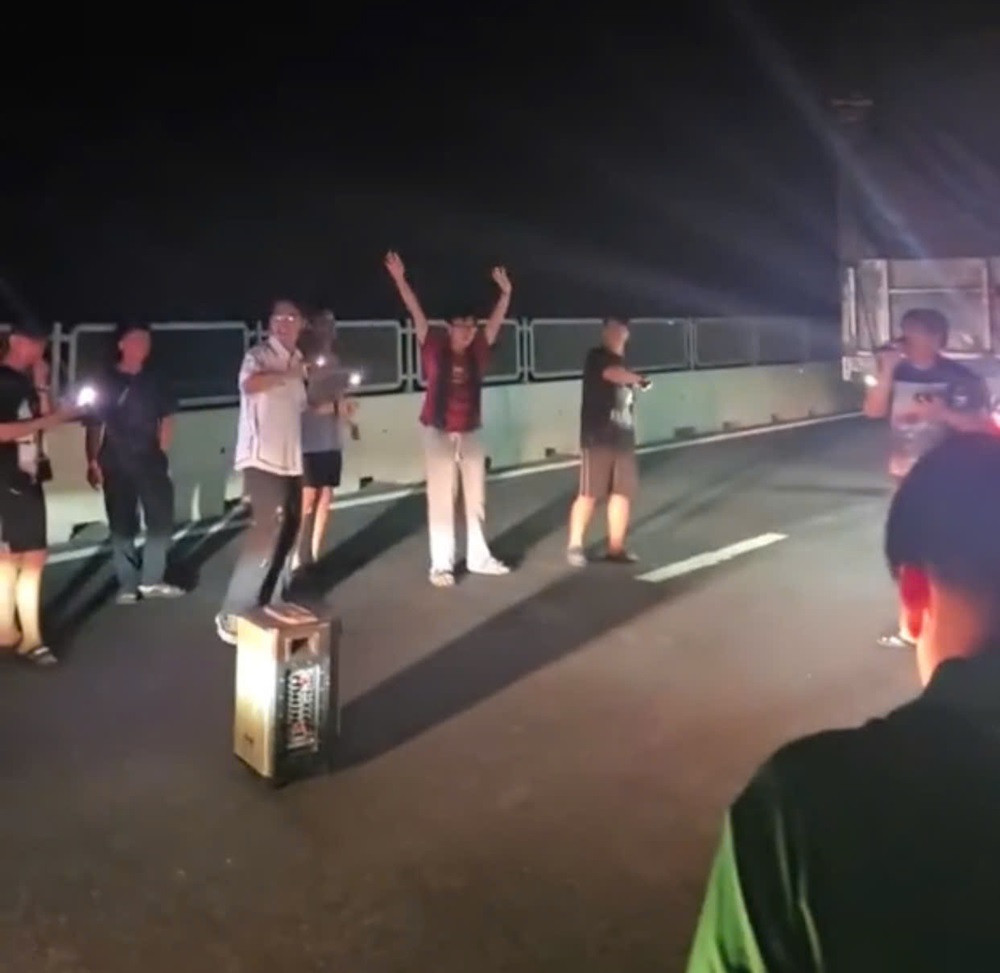 Xe tải chắn ngang trên cao tốc vĩnh hảo phan thiết khiến kẹt xe dài nhiều giờ..jpg