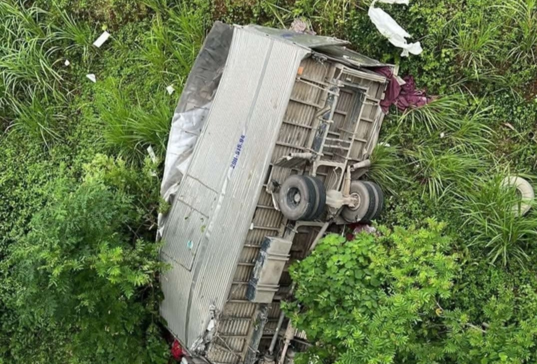 Xe tải lao xuống vực sâu 15m, tài xế xe con tử vong sau tai nạn liên hoàn