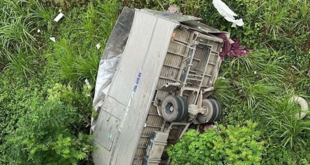 Xe tải lao xuống vực sâu 15m, tài xế xe con tử vong sau tai nạn liên hoàn