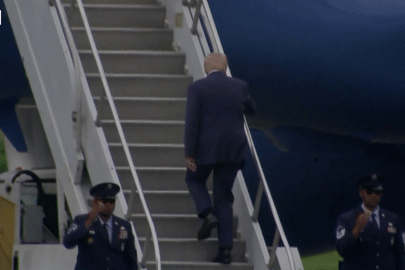 Xôn xao hình ảnh Tổng thống Trump vấp ngã khi lên chuyên cơ Không lực Một