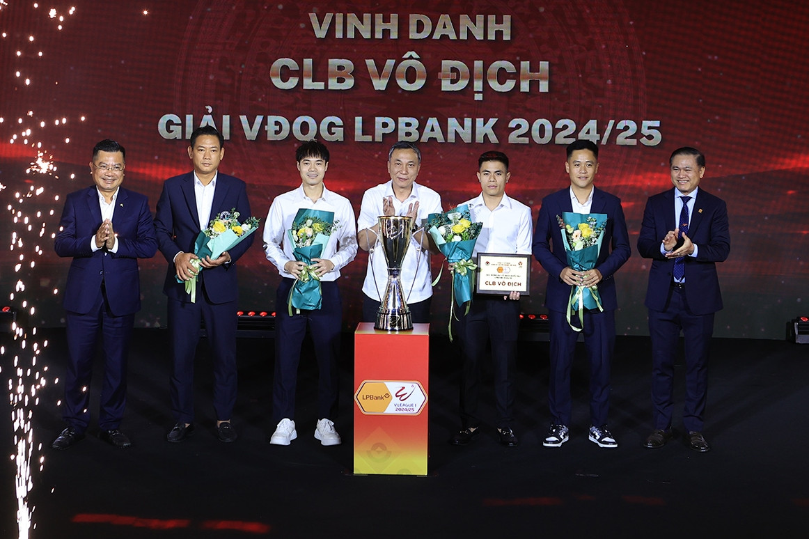 Hoàng Đức và Alan Grafite xuất sắc nhất mùa giải 2024/25