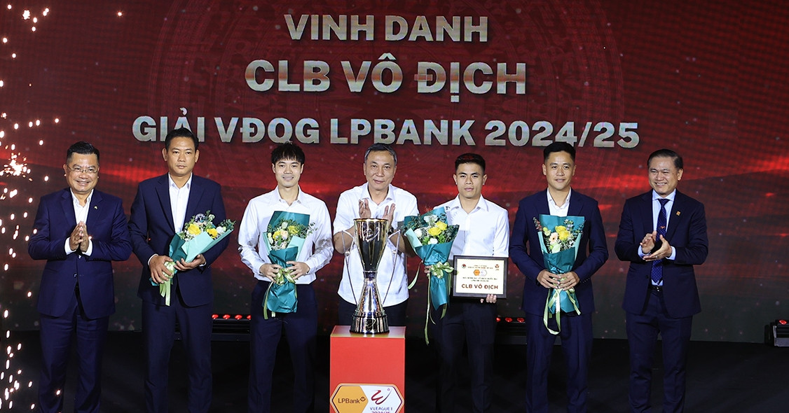 Hoàng Đức và Alan Grafite xuất sắc nhất mùa giải 2024/25