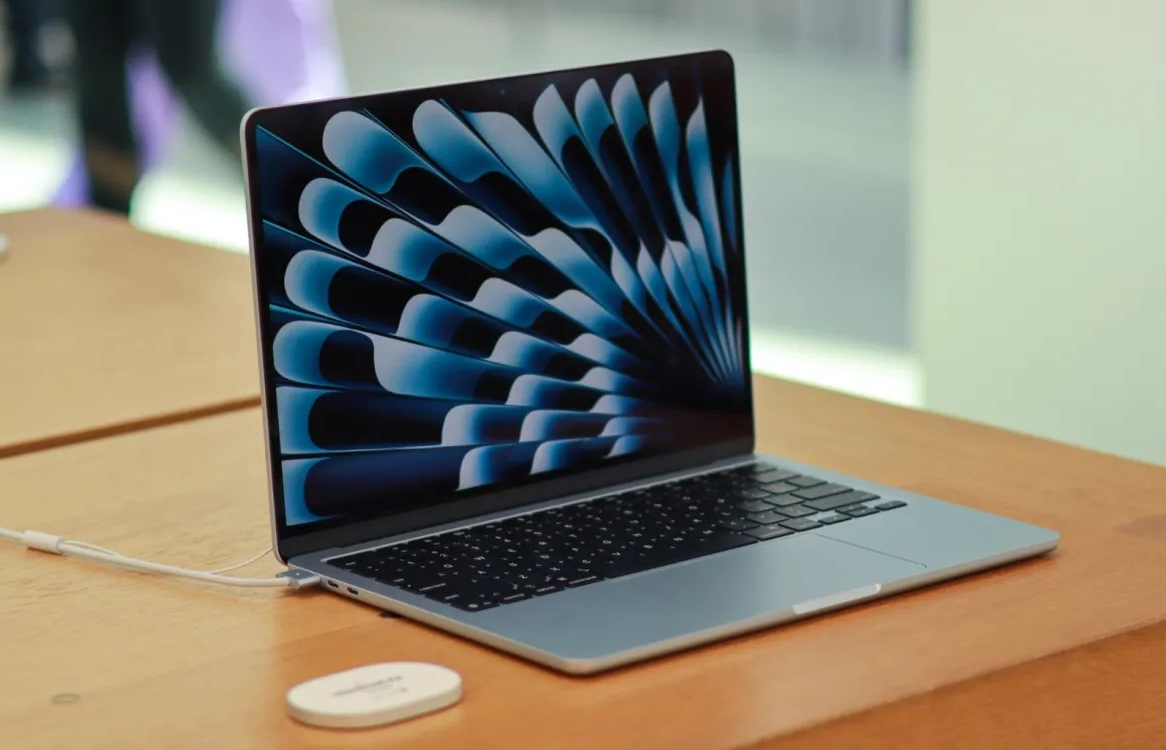 Apple sắp ra MacBook giá rẻ chạy chip iPhone?