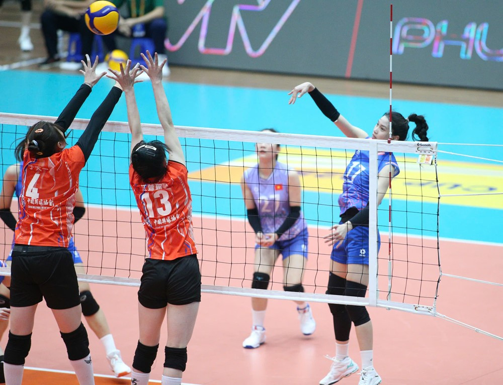 bong chuyen viet nam vs tu xuyen 1.jpg