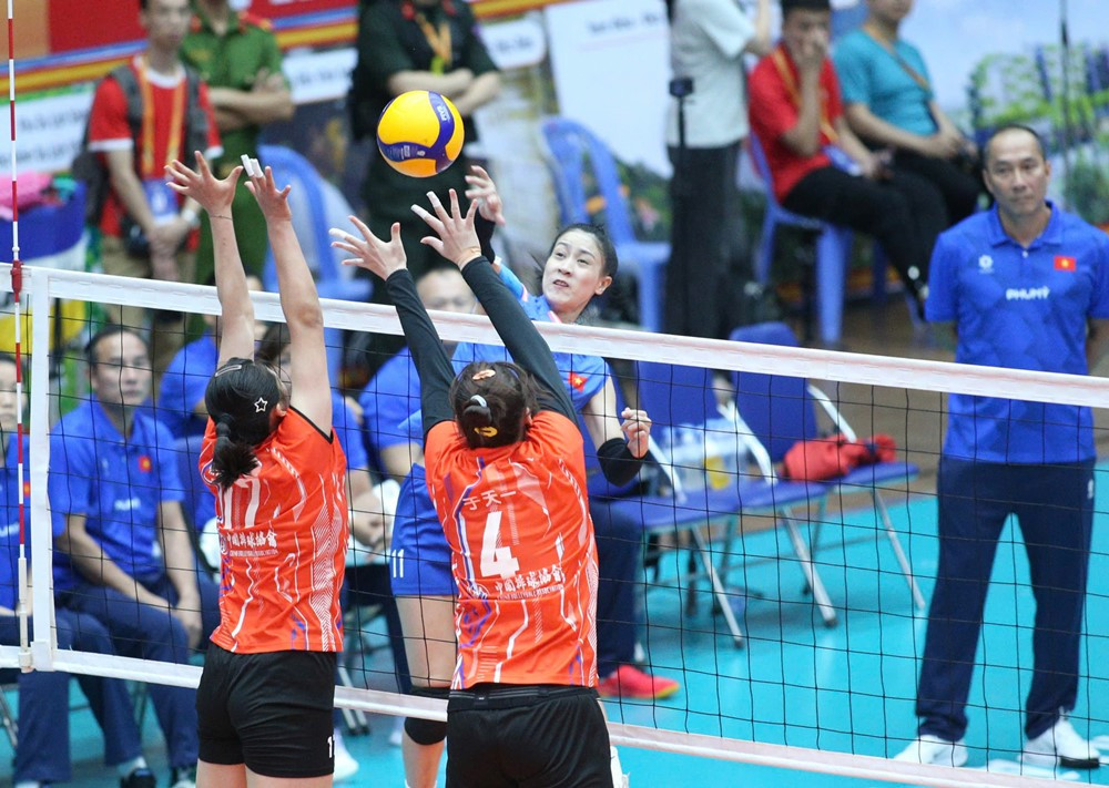 bong chuyen viet nam vs tu xuyen.jpg