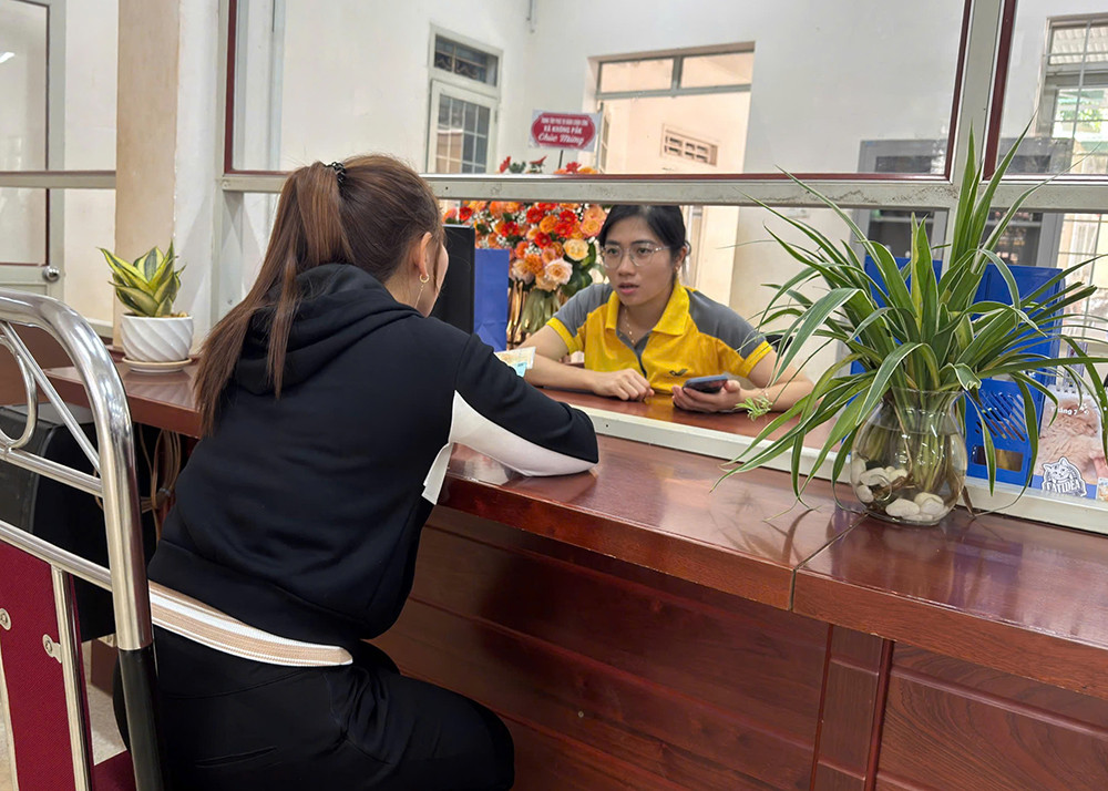 Bưu điện tỉnh Đắk Lắk bố trí 02 nhân viên Bưu điện hỗ trợ tại TTPVHCC Phường Tân An.jpg