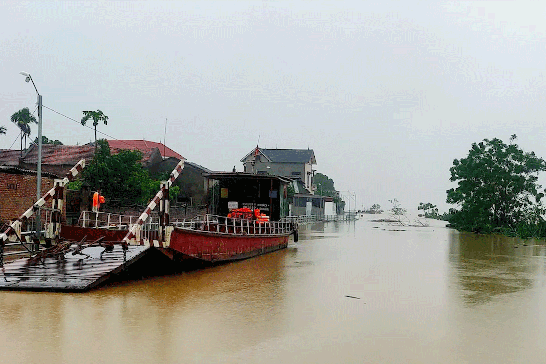 Cán bộ Hà Nội đi đò đến xã đảo trong ngày đầu vận hành chính quyền 2 cấp