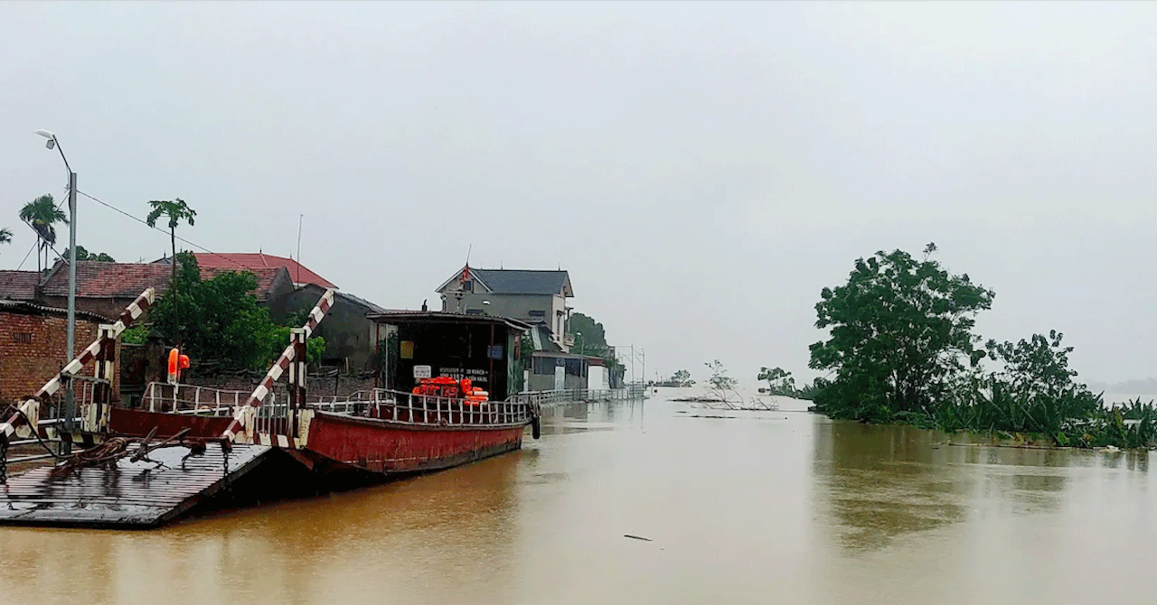 Cán bộ Hà Nội đi đò đến xã đảo trong ngày đầu vận hành chính quyền 2 cấp