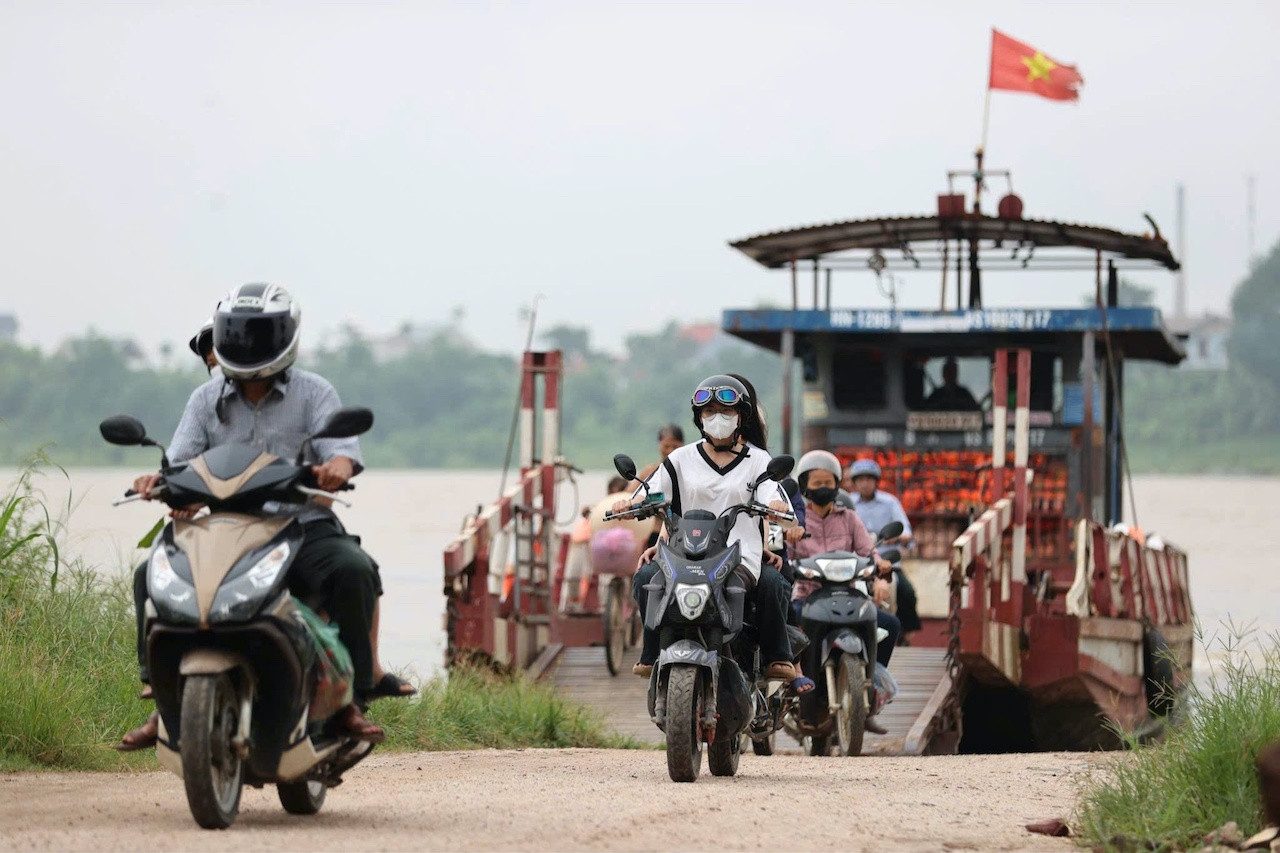 Cán bộ Hà Nội đi đò đến xã đảo trong ngày đầu vận hành chính quyền 2 cấp