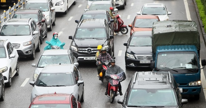Cảnh khó tin trên tuyến đường vừa dựng rào phân làn ở Hà Nội