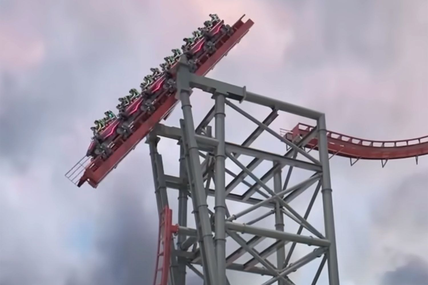 cedar point sirens curse 1 062725 3bc29af52ea140e2b1b53518e2dab04d.jpg