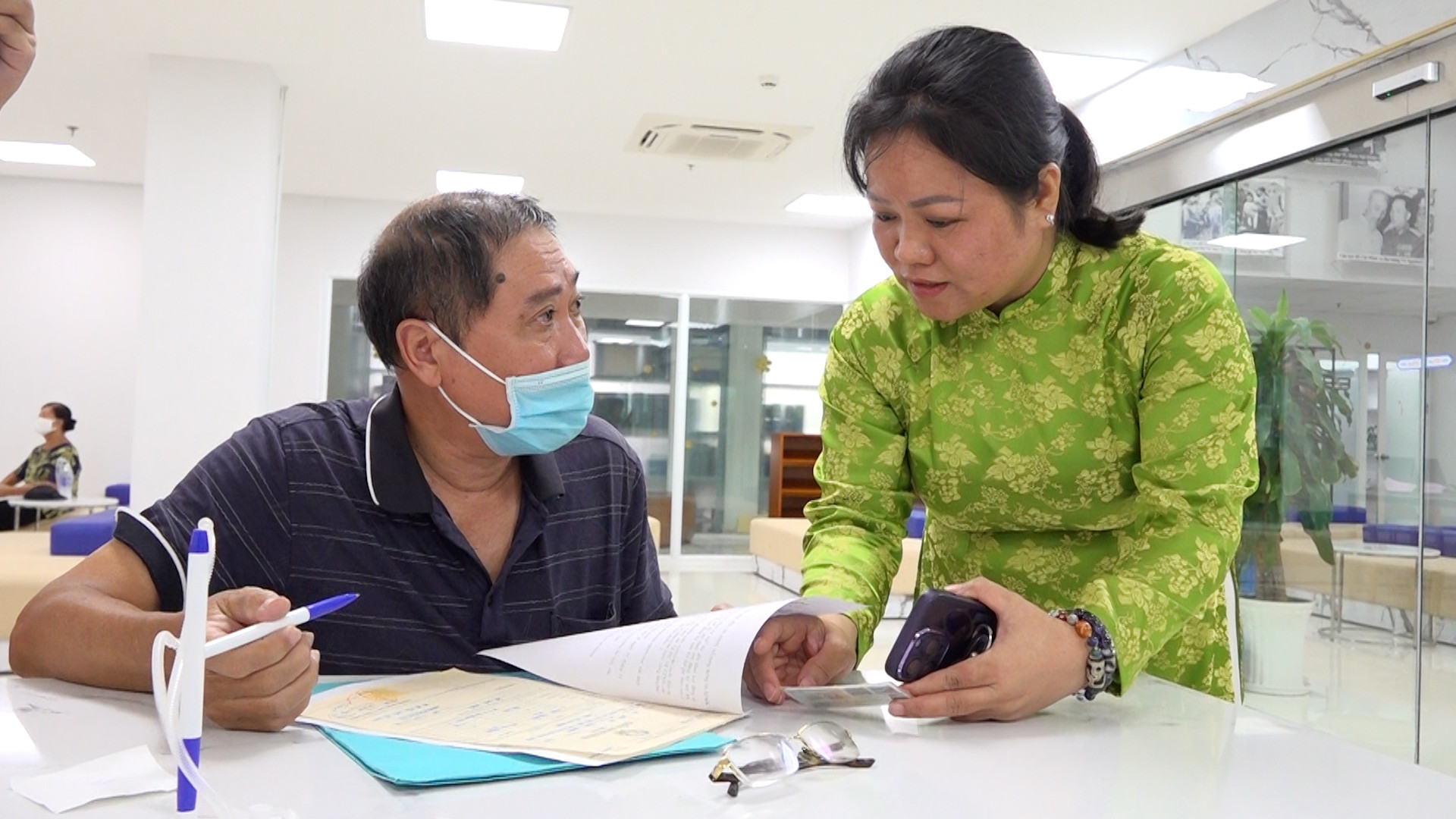 Người dân phấn khởi trong ngày đầu vận hành chính quyền 2 cấp