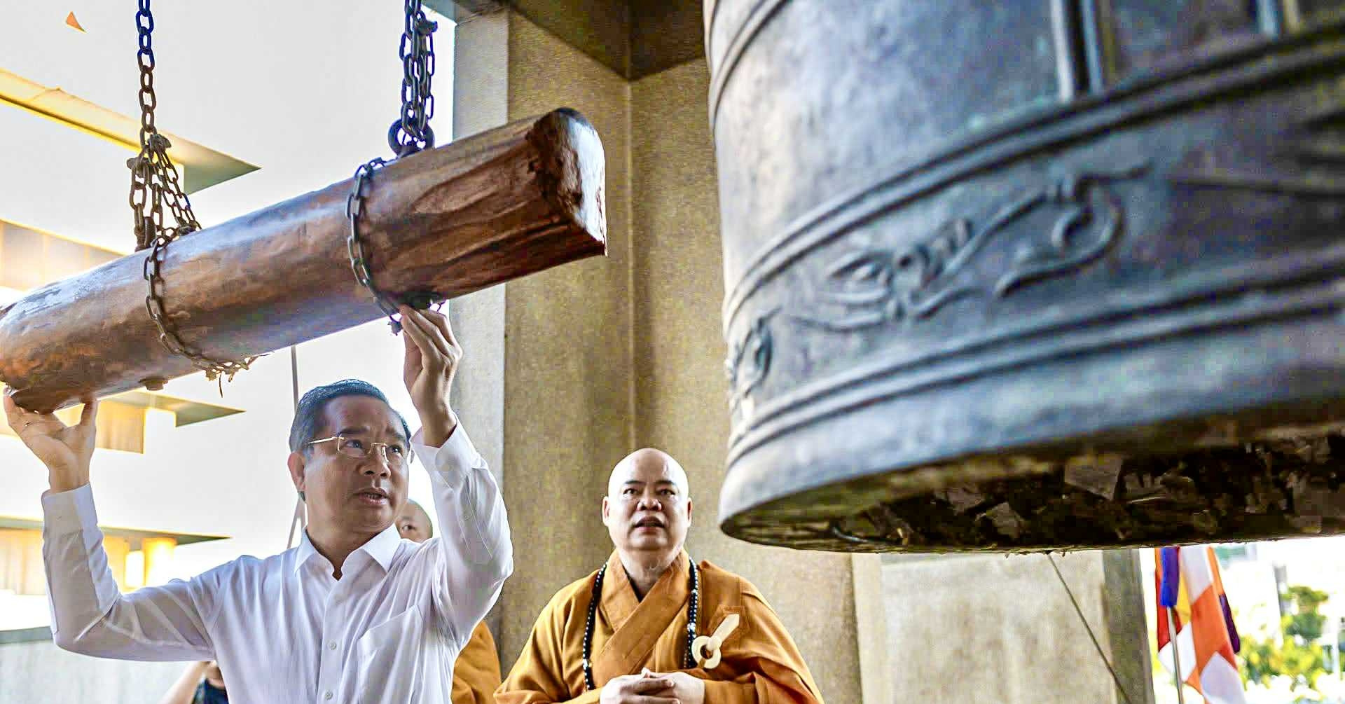 Chủ tịch UBND TPHCM cử 3 hồi chuông cầu quốc thái dân an
