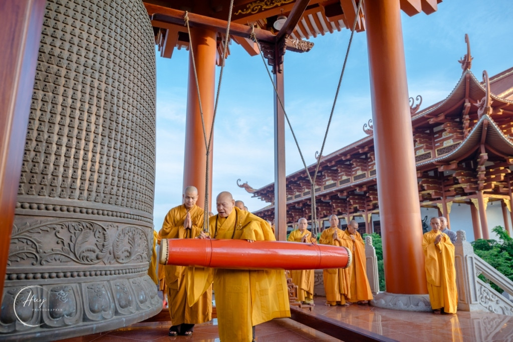 Chuông nguyện cầu quốc thái dân an từ chùa có tượng Phật ngọc lớn nhất thế giới