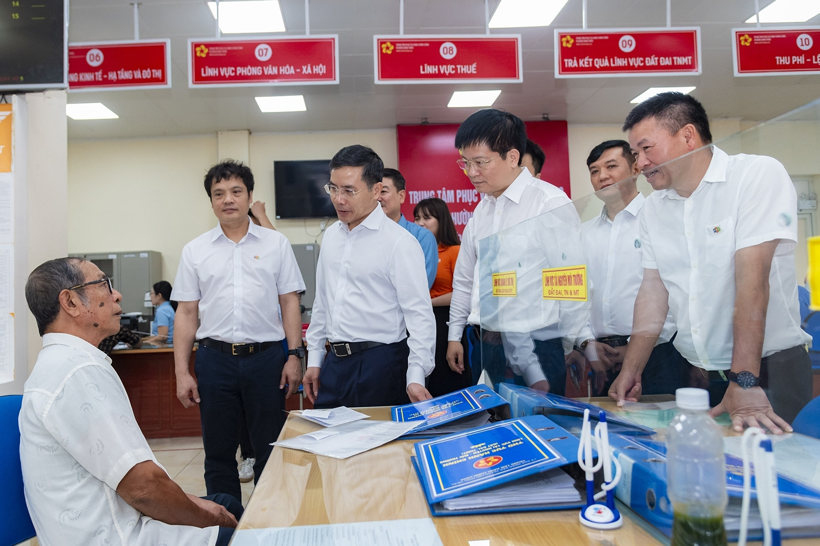 Doanh nghiệp công nghệ cấp tập dồn nhân lực hỗ trợ chính quyền hai cấp