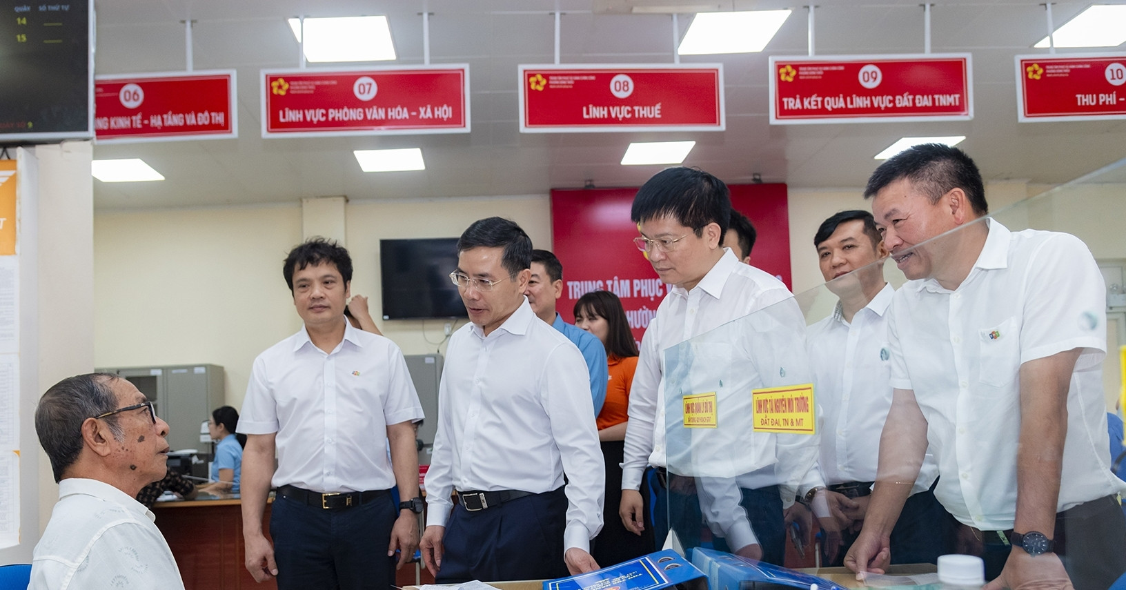 Doanh nghiệp công nghệ cấp tập dồn nhân lực hỗ trợ chính quyền hai cấp