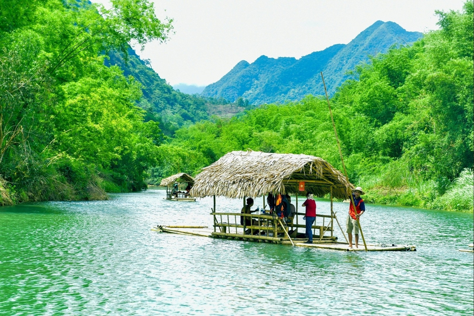Du khách ngồi bè tre mê mẩn ngắm ‘Sa Pa thu nhỏ’ ở Thanh Hóa