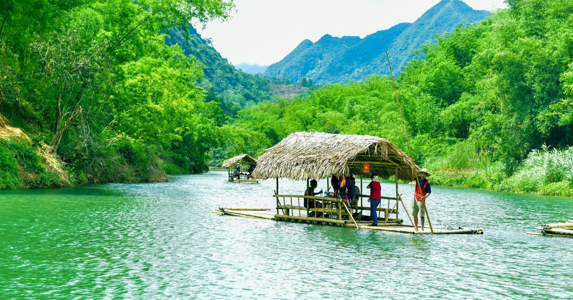 Du khách ngồi bè tre mê mẩn ngắm ‘Sa Pa thu nhỏ’ ở Thanh Hóa