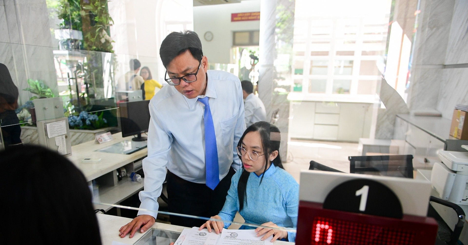 Ngày đầu cả nước vận hành chính quyền địa phương hai cấp: Xe đưa đón cán bộ từ 6h sáng