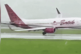 Khoảnh khắc Boeing chao đảo trong mưa lớn, quét cánh xuống đường băng