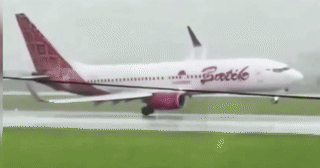 Khoảnh khắc Boeing chao đảo trong mưa lớn, quét cánh xuống đường băng