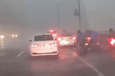 Loạt ô tô che chắn xe máy qua cầu lúc mưa to gió lớn ở Hà Nội ‘gây sốt’ mạng