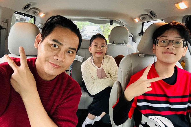 Món quà đặc biệt MC Hồng Phúc VTV dành tặng 2 con