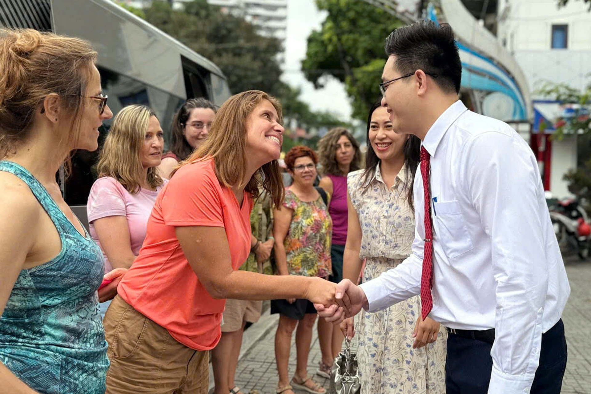 Ngày đầu cả nước vận hành chính quyền 2 cấp: Những 'vị khách' đầu tiên với thủ tục đặc biệt