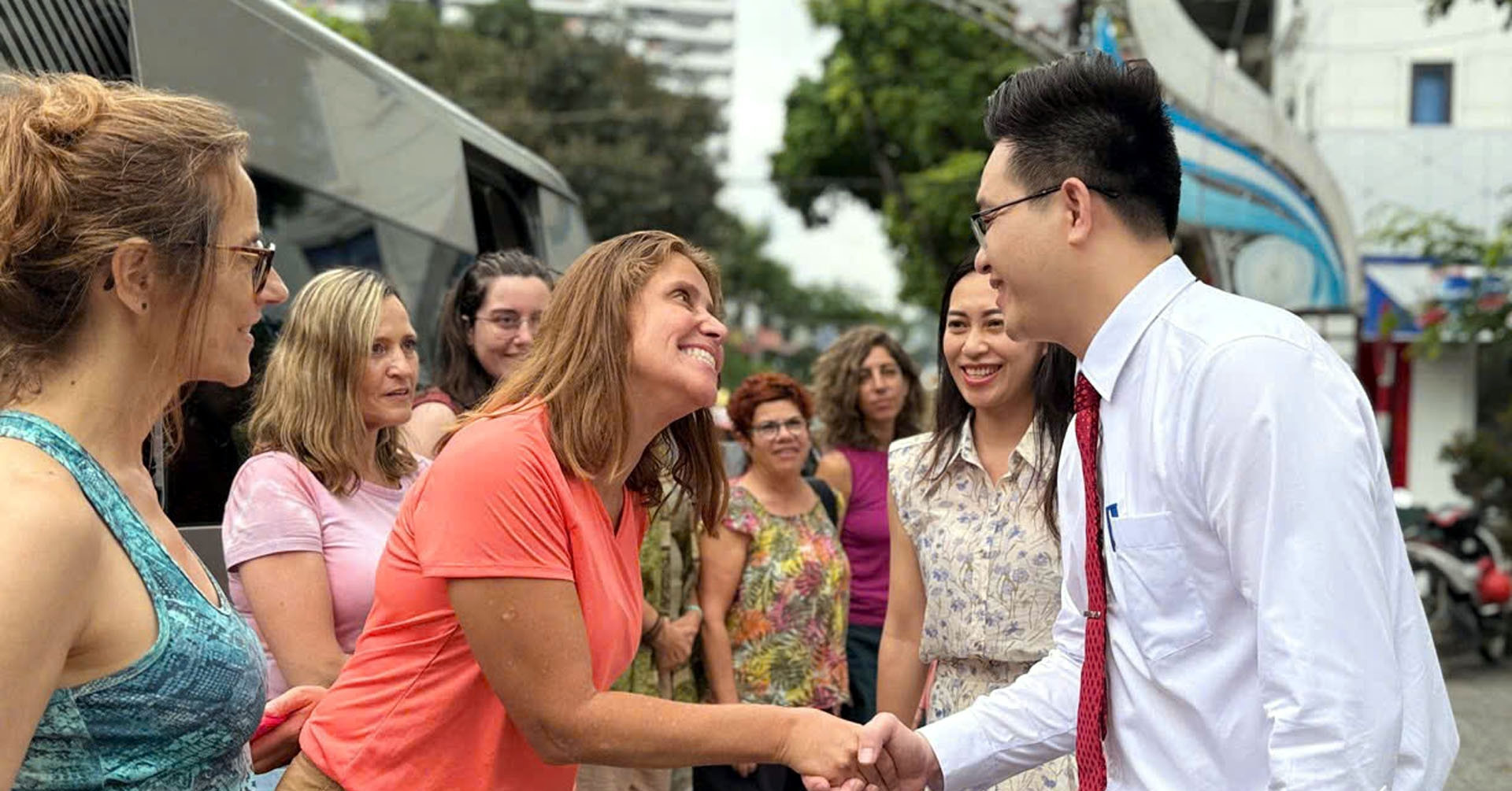 Ngày đầu cả nước vận hành chính quyền 2 cấp: Đón những vị khách quốc tế đầu tiên