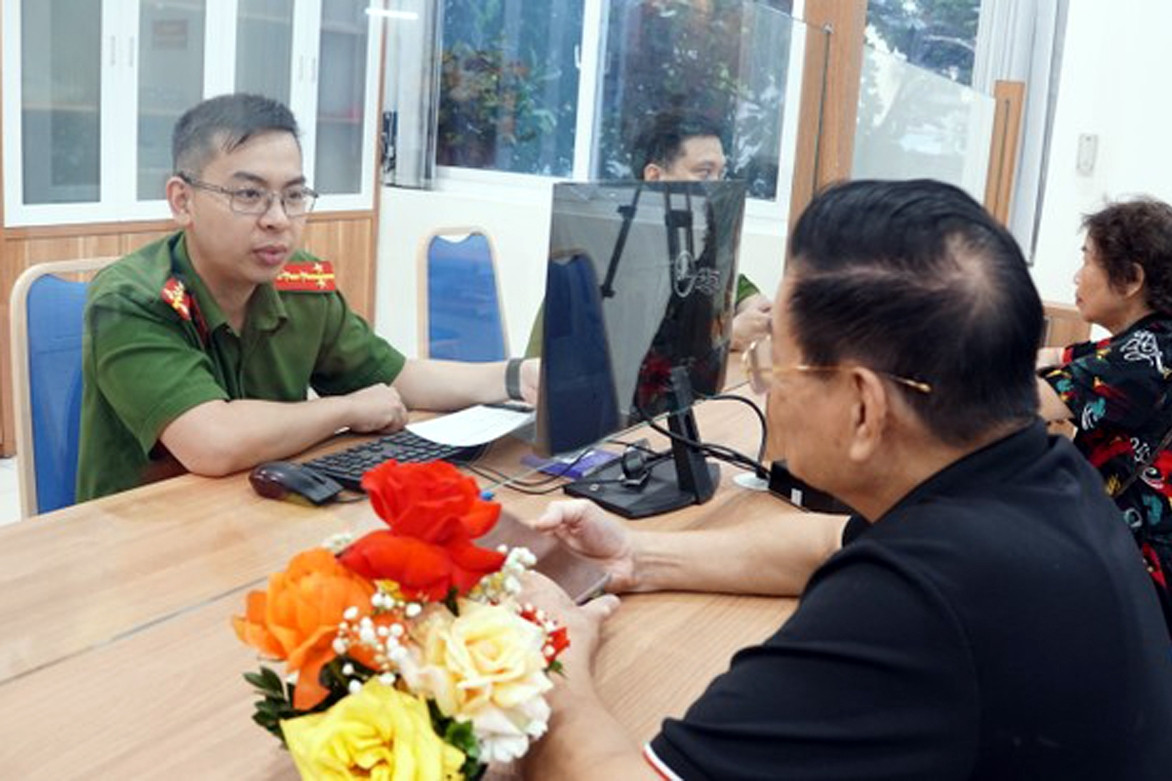 Người dân làm thủ tục tại công an xã, phường mới ở Hà Nội: Hoàn tất sau 15 phút