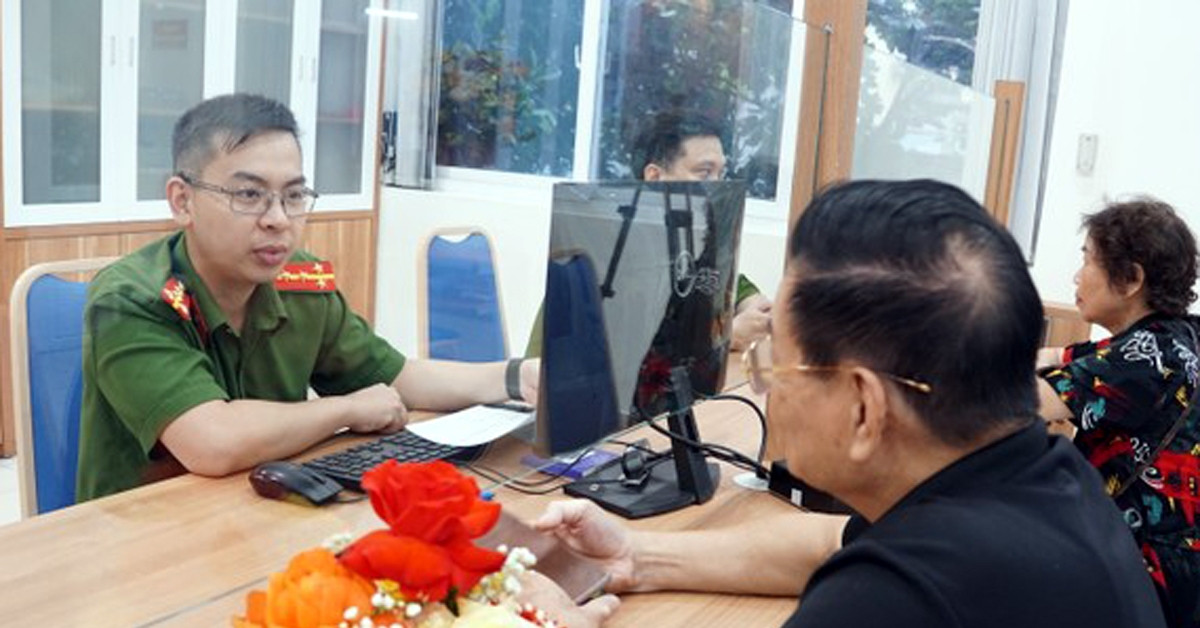 Người dân làm thủ tục tại công an xã, phường mới ở Hà Nội: Hoàn tất sau 15 phút