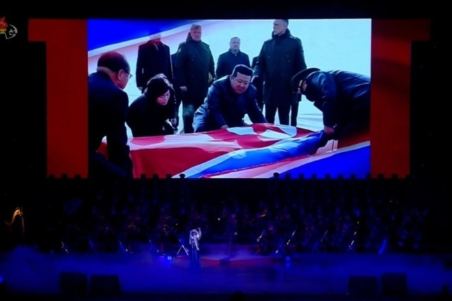 Ông Kim Jong Un xúc động trong lễ đón binh sĩ Triều Tiên tử trận ở nước ngoài